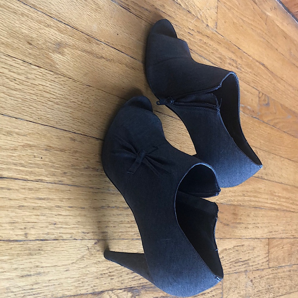 Open toe gray Ann Marino shoes